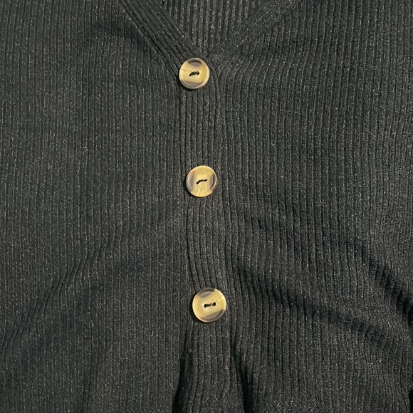 Black Long Sleeve Crop Top - Picture 2 of 4